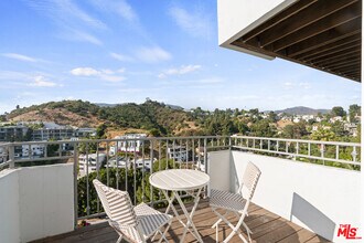 6389 La Punta Dr in Los Angeles, CA - Building Photo - Building Photo