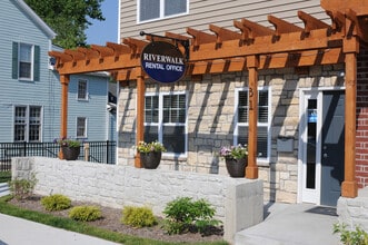 Riverwalk Flats and Rowhouses in Milford, OH - Foto de edificio - Building Photo