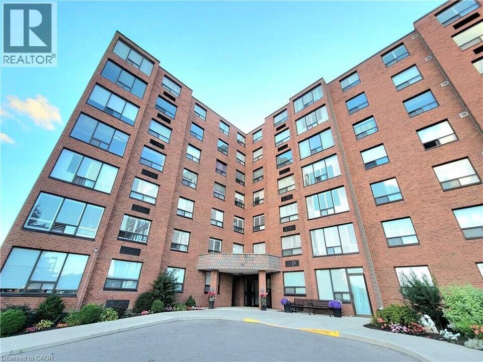 99 Donn Ave in Hamilton, ON - Building Photo