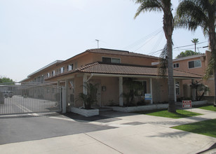 Pine Crest Apartments in Downey, CA - Building Photo - Building Photo