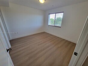 357 N Royal Poinciana Blvd in Miami Springs, FL - Building Photo - Building Photo