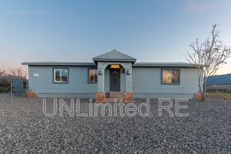 3281 E Desert Dr in Camp Verde, AZ - Building Photo