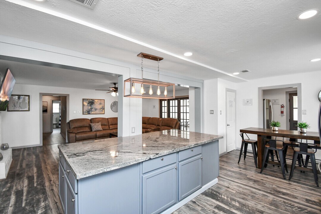 15711 Creekhaven Dr in Houston, TX - Building Photo