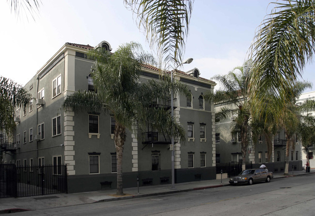 6434 Yucca Street in Los Angeles, CA - Foto de edificio - Building Photo