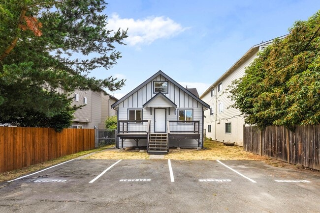 10325 Midvale Ave N in Seattle, WA - Foto de edificio - Building Photo