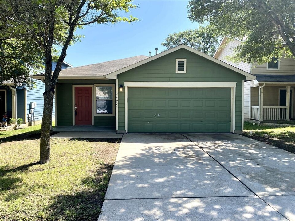7425 Elk Pass Dr in Austin, TX - Foto de edificio