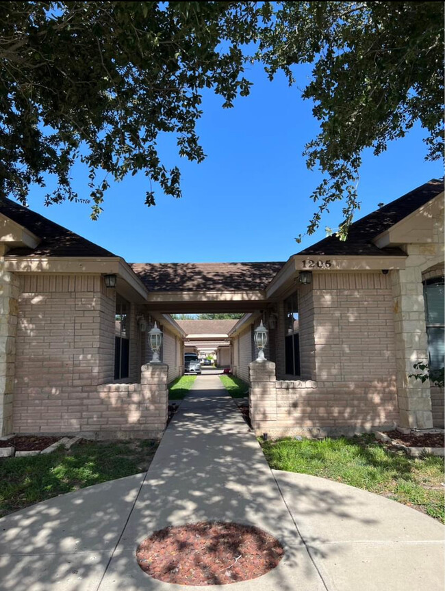 1205 S Diplomat Dr, Unit #3 in Pharr, TX - Building Photo - Building Photo