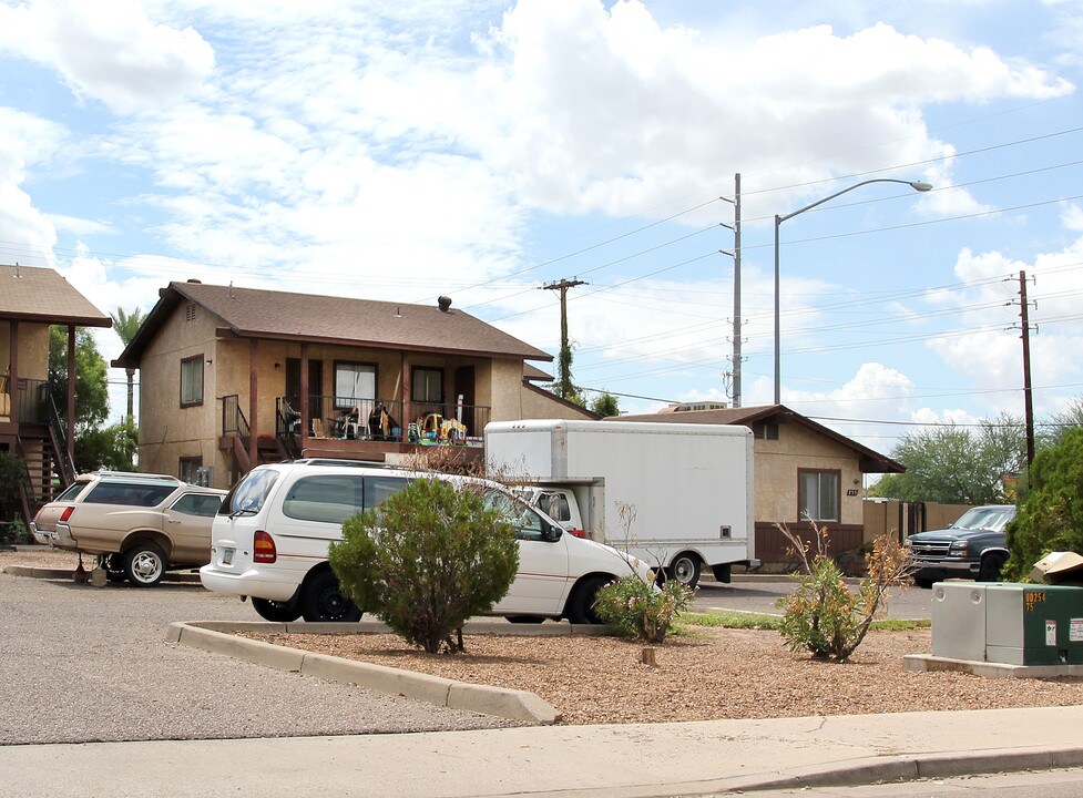 755 W First Ave in Mesa, AZ - Foto de edificio