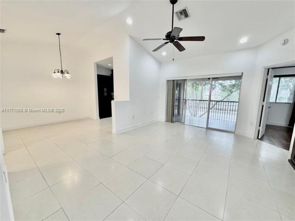 16320 Malibu Dr in Weston, FL - Building Photo