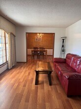 8000 Oakland Ave in Kansas City, KS - Foto de edificio - Building Photo