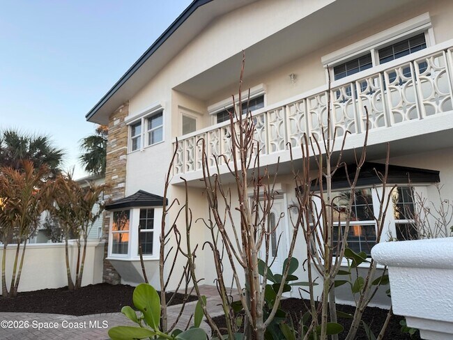 154 Crescent Beach Dr, Unit 2 in Cocoa Beach, FL - Foto de edificio - Building Photo