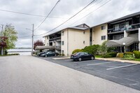 Narragansett Village Condominiums in Warwick, RI - Foto de edificio - Building Photo