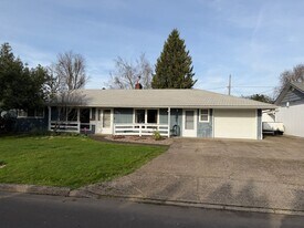 2925 Van Ave in Eugene, OR - Building Photo