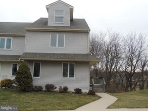 404 Pinebrooke Cir in Downingtown, PA - Building Photo - Building Photo