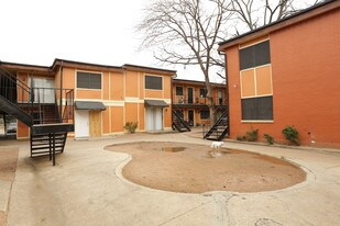 Villa Garrett Apartments in Dallas, TX - Building Photo