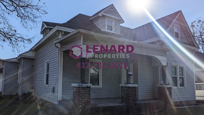property at 1104-1106 W Walnut St