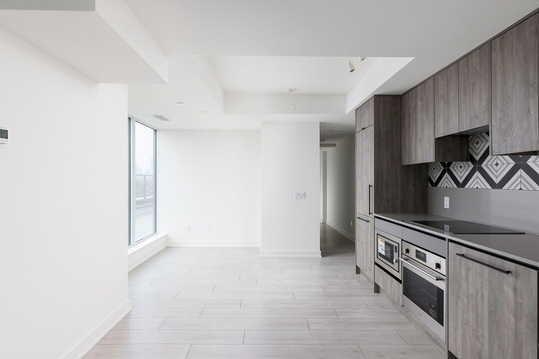 5 Lakeview Ave in Toronto, ON - Building Photo