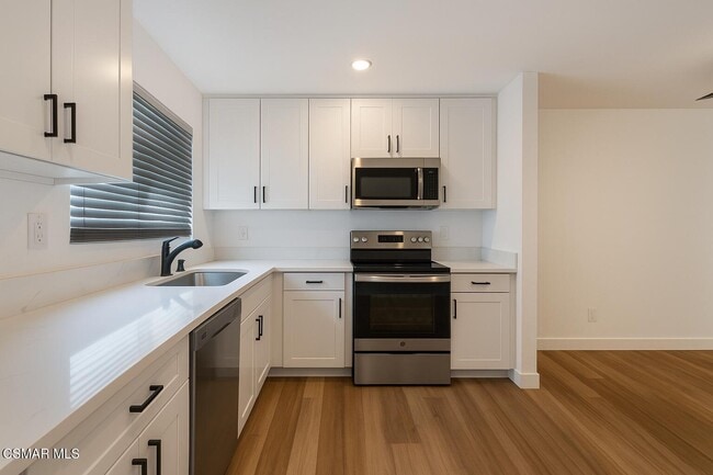 399 Erbes Rd in Thousand Oaks, CA - Building Photo - Building Photo