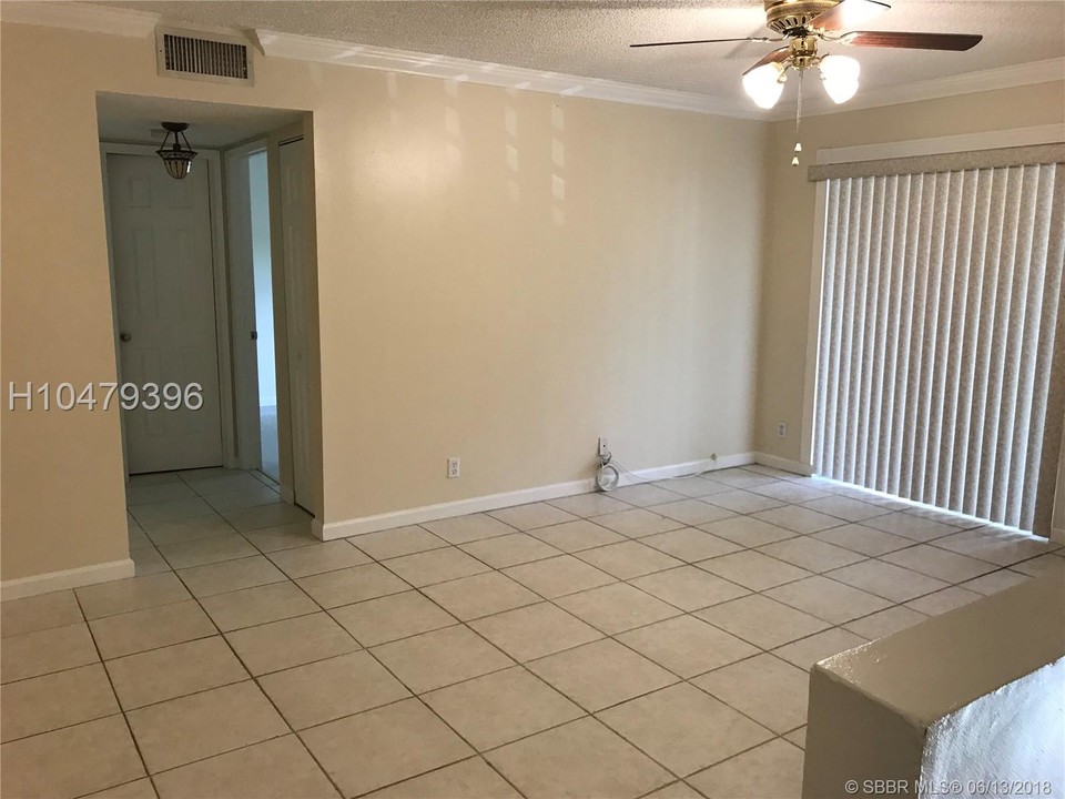 107 Gardens Dr-Unit -202 in Pompano Beach, FL - Foto de edificio