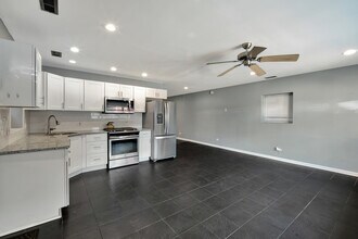 1327 W Walton St in Chicago, IL - Building Photo - Building Photo