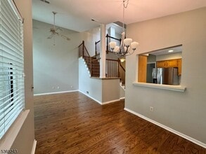 64 Bentley Ct in Bedminster, NJ - Foto de edificio - Building Photo