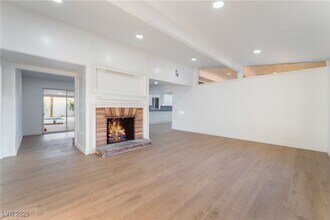 548 E Oakey Blvd in Las Vegas, NV - Building Photo - Building Photo