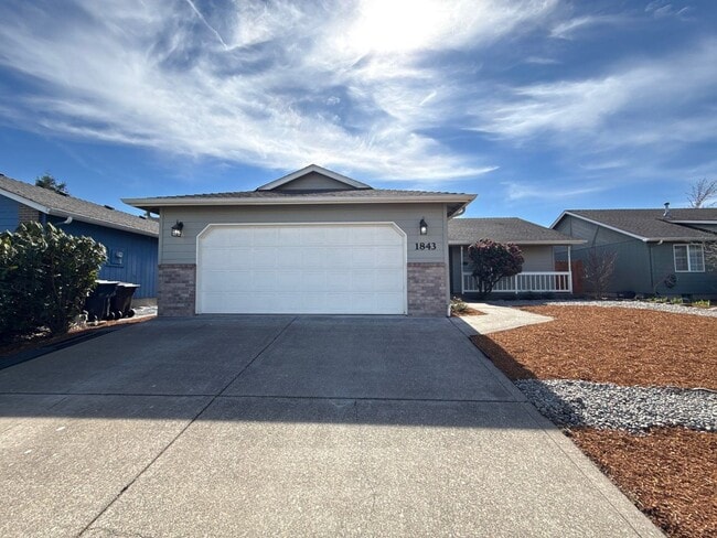 1843 Olympic Dr E in Monmouth, OR - Building Photo - Building Photo