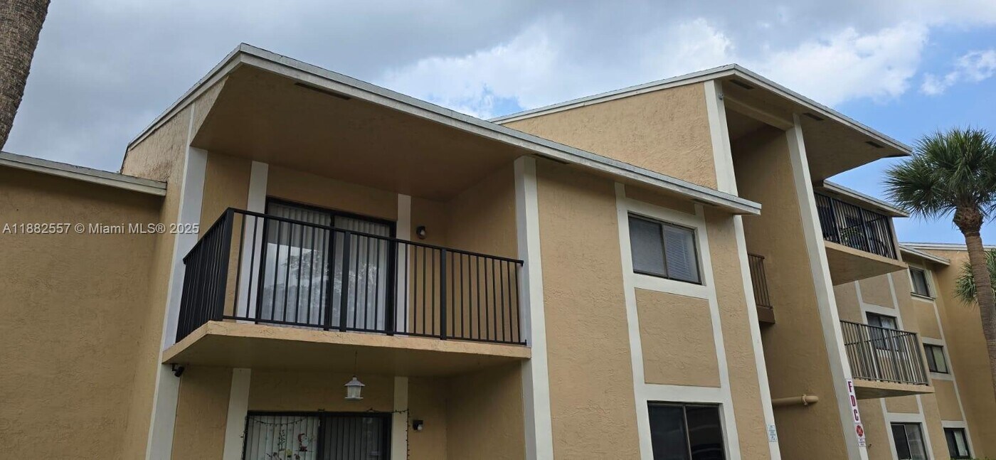 9491 Palm Cir S in Pembroke Pines, FL - Foto de edificio