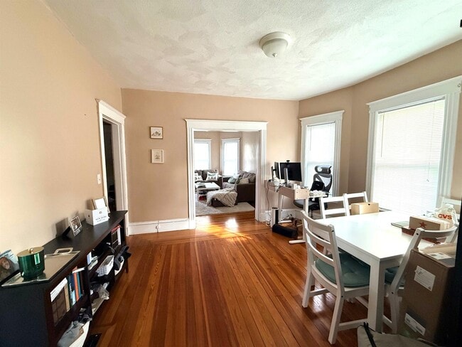 42 Gibbens St, Unit 2 in Somerville, MA - Foto de edificio - Building Photo