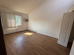 490 Pleasant Run Dr in Wheeling, IL - Foto de edificio - Building Photo