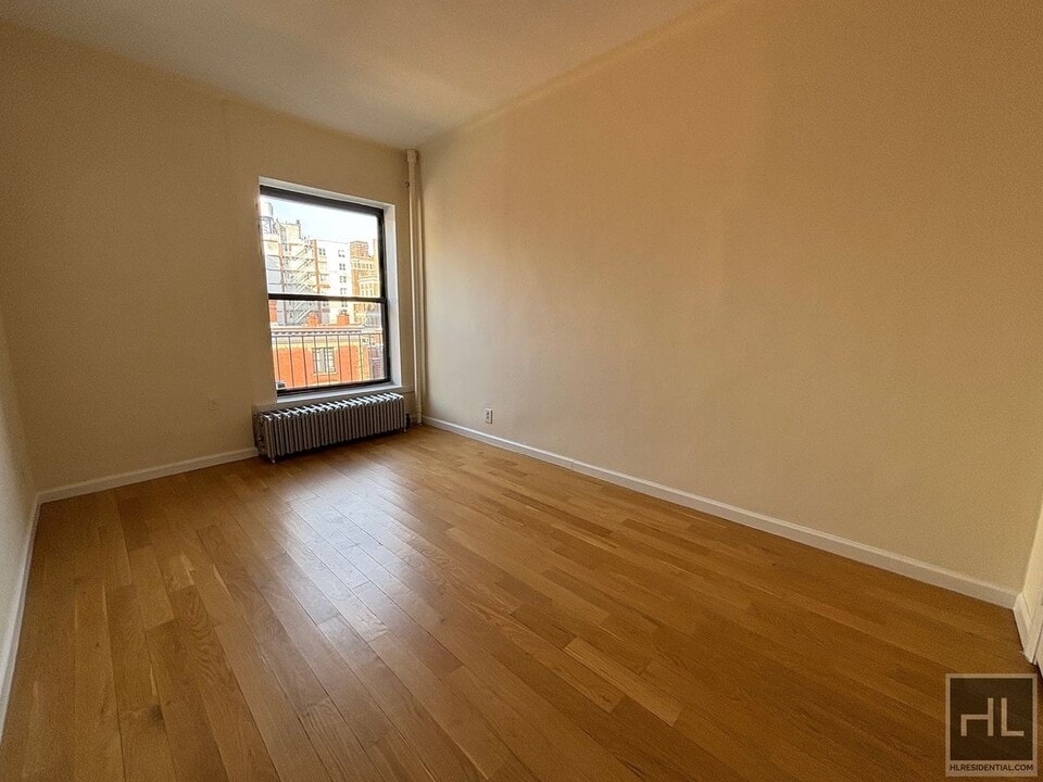 53 W 72nd St in New York, NY - Building Photo