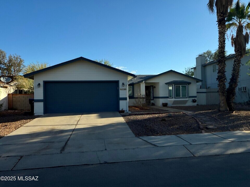 2560 W Tenbrook Way in Tucson, AZ - Building Photo