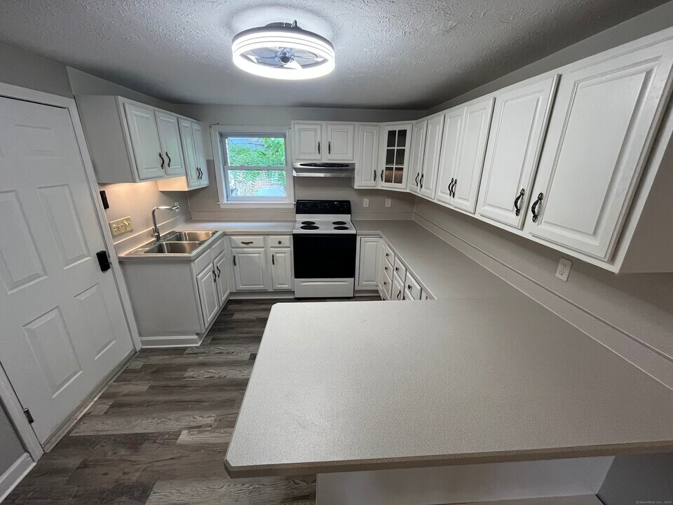 320 Emmett St in Bristol, CT - Building Photo