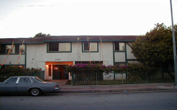 Vineland Courtyard in Sun Valley, CA - Building Photo - Building Photo