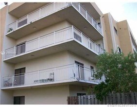 8425 NW 8th St-Unit -208 in Miami, FL - Foto de edificio - Building Photo