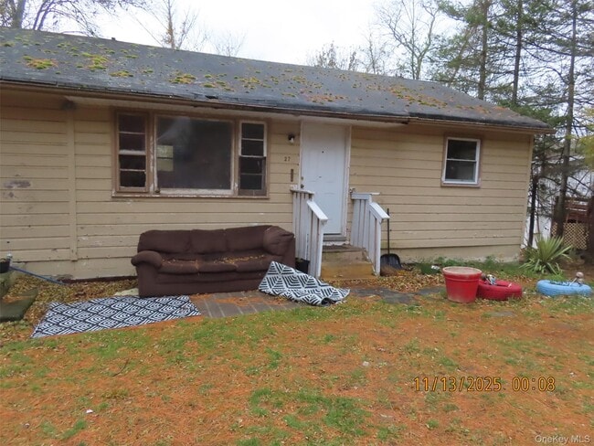 27 Sunny Ln in Woodbury, NY - Foto de edificio - Building Photo
