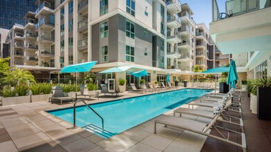 Next on Sixth in Los Angeles, CA - Foto de edificio - Building Photo