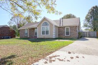 414 Manorstone Ln in Clarksville, TN - Foto de edificio - Building Photo