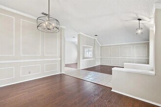 9018 Martha's Dr in Austin, TX - Foto de edificio - Building Photo