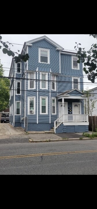 412 Potters Ave in Providence, RI - Foto de edificio