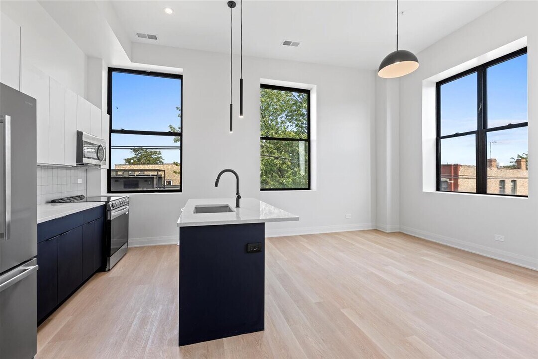 1934 W North Ave in Chicago, IL - Building Photo