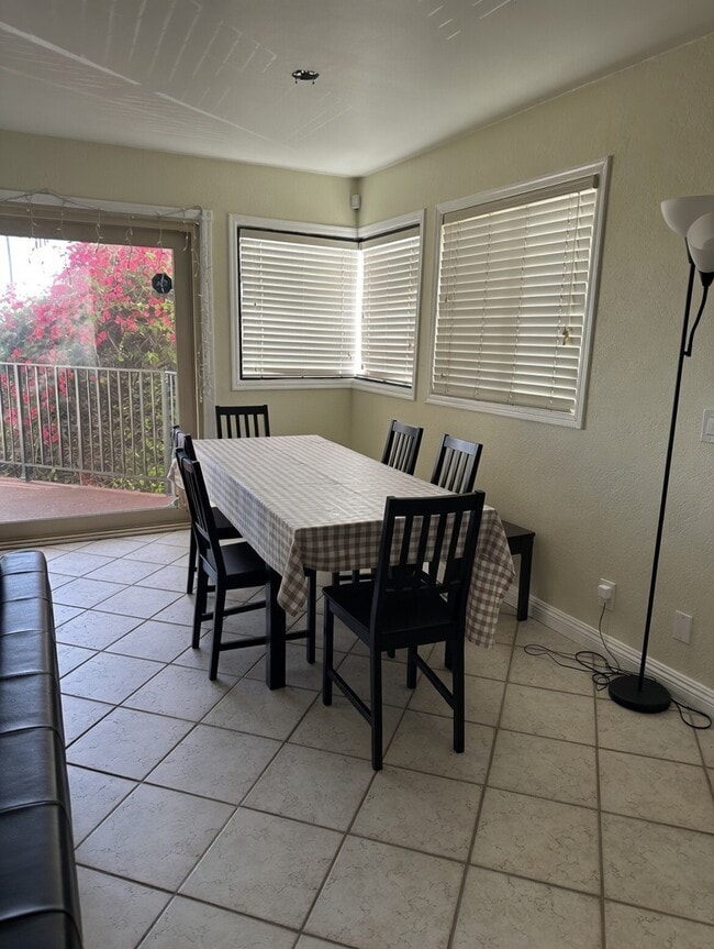 2201 Saint Louis Ave, Unit 104C in Signal Hill, CA - Foto de edificio - Building Photo