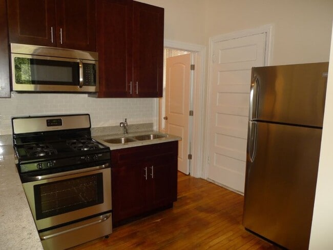 1645 W Waveland Ave, Unit 2 in Chicago, IL - Foto de edificio - Building Photo
