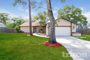 13415 Twin Lake Ave in Spring Hill, FL - Building Photo