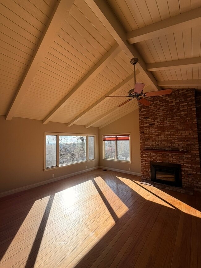 242 Sandringham Rd in Piedmont, CA - Foto de edificio - Building Photo