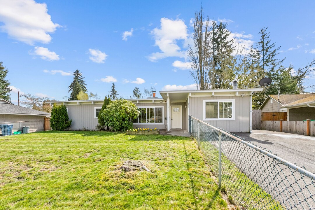 4504 223rd St SW in Mountlake Terrace, WA - Building Photo