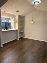 31 Hideaway Dr in Friendswood, TX - Building Photo