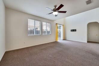 2815 Tourbrook Way in Sacramento, CA - Building Photo - Building Photo