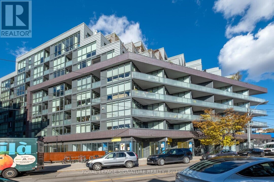 36 Howard Park Ave in Toronto, ON - Building Photo