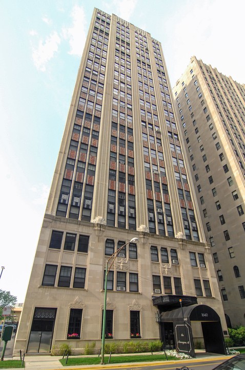 The Narragansett in Chicago, IL - Building Photo